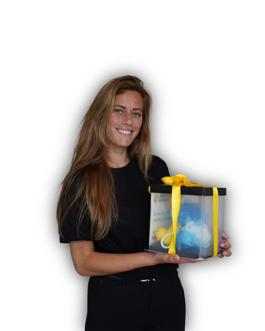 Medewerker van Jouw Droombadkamer houdt een cadeauverpakking met gele strik vast tegen een transparante achtergrond.