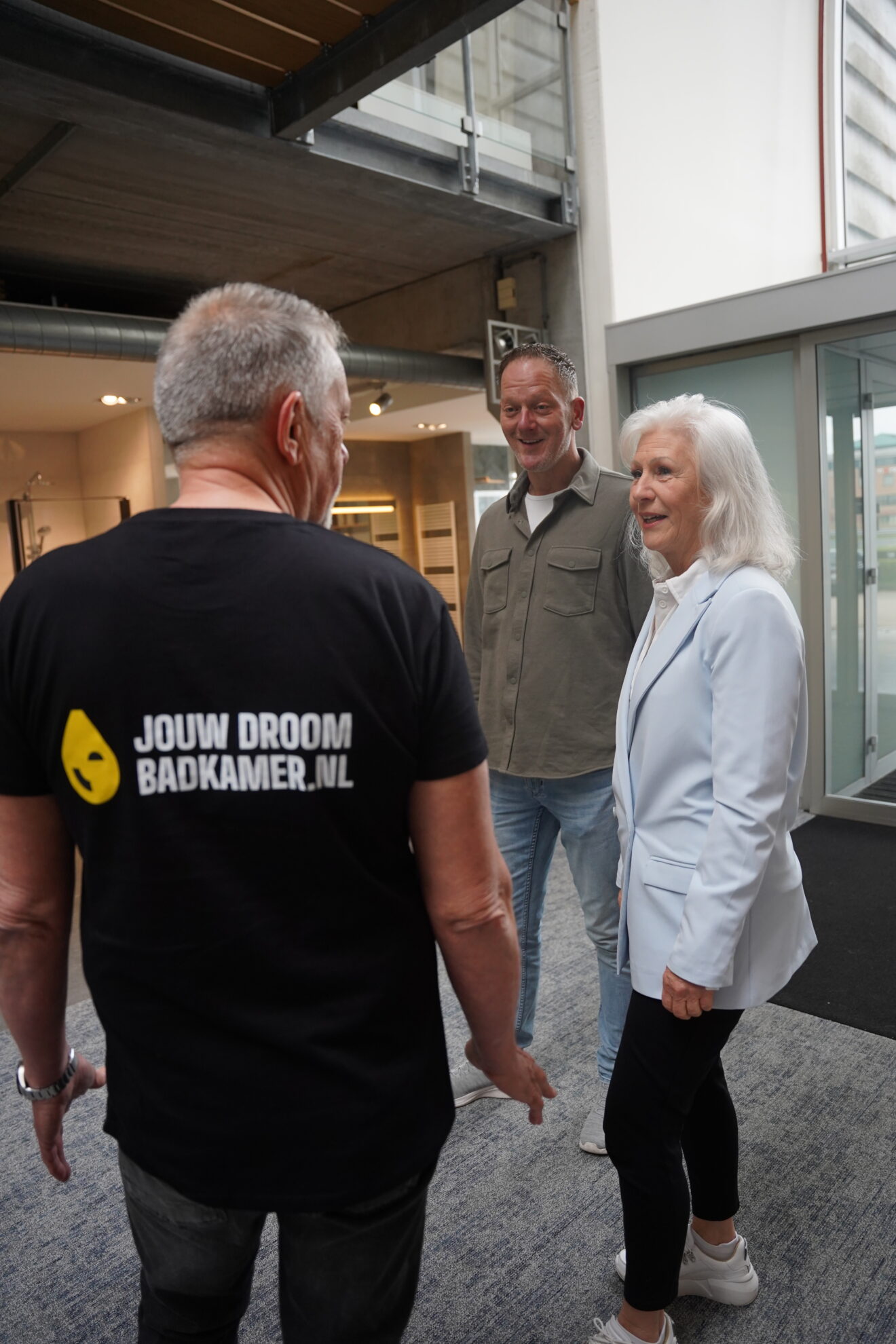 Adviseur van Jouw Droom Badkamer verwelkomt klanten in de badkamer showroom.