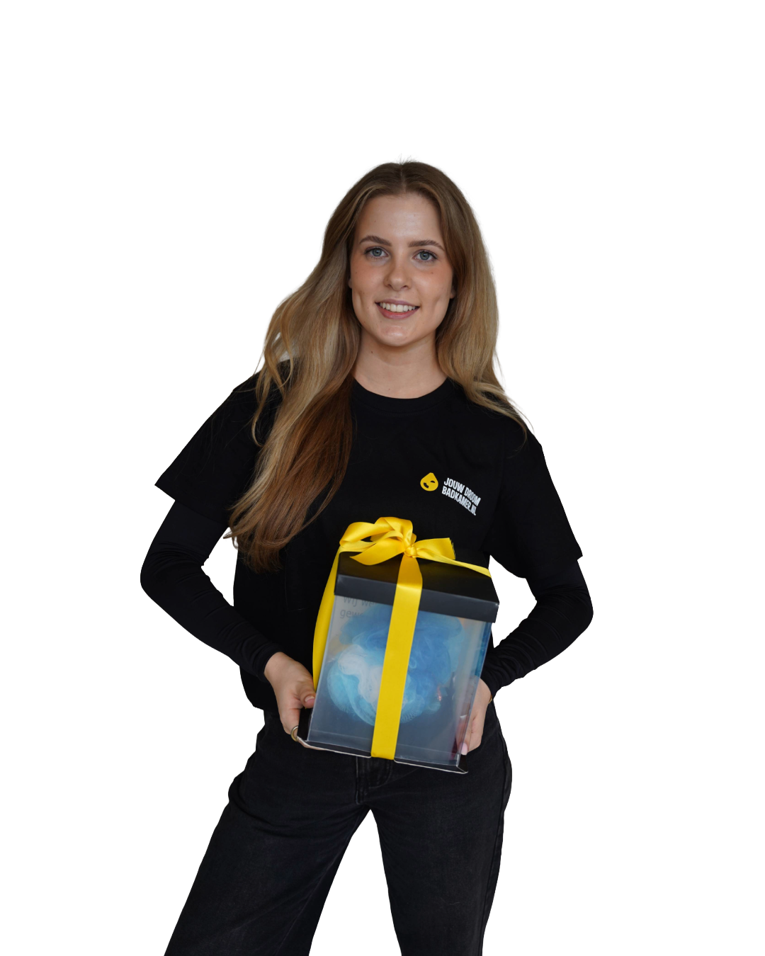 Medewerker van Jouw Droombadkamer houdt een luxe cadeauverpakking met gele strik vast tegen een transparante achtergrond.