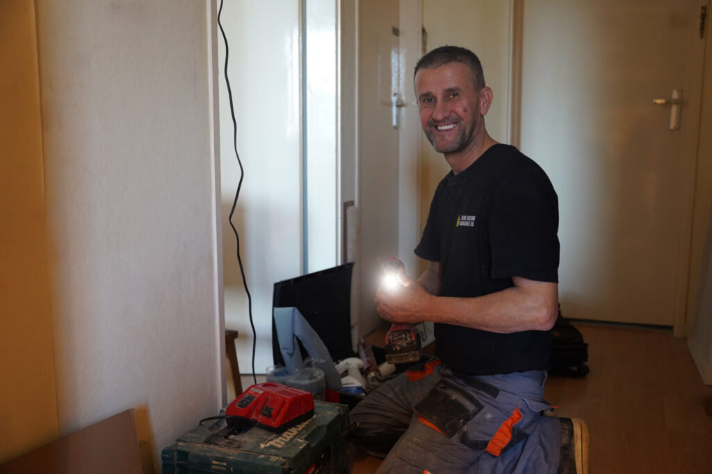 Monteur voert installatiewerk uit tijdens badkamer renovatie