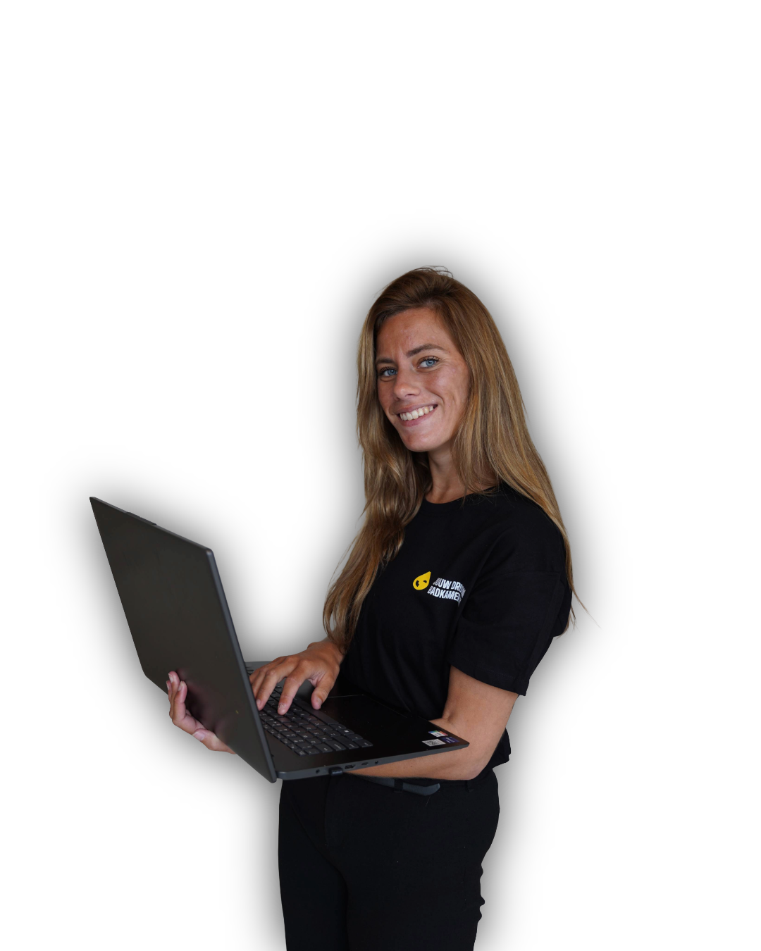 Medewerker van Jouw Droombadkamer houdt een laptop vast en glimlacht tegen een transparante achtergrond.