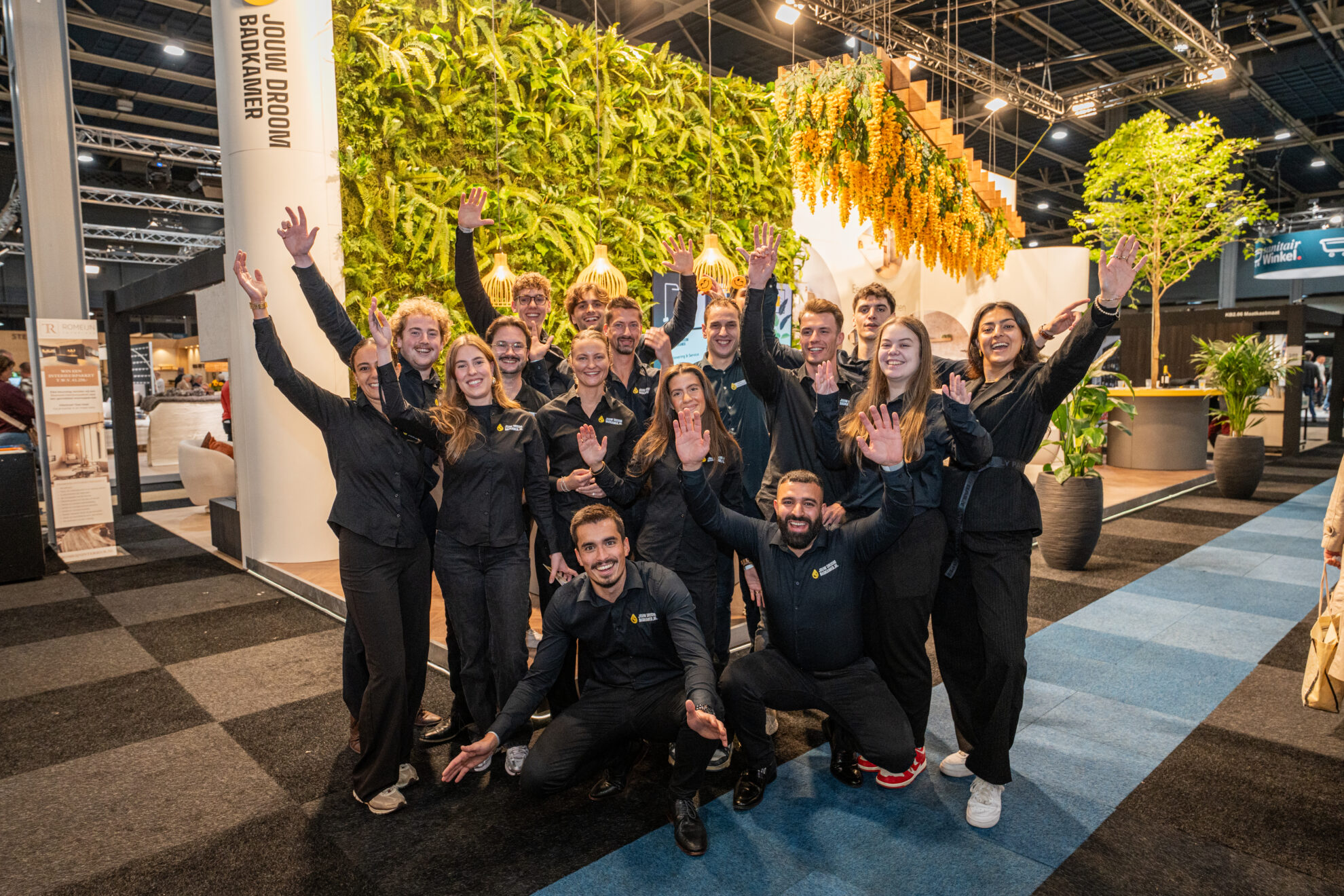 Team van beursadvies experts poseert samen voor kantoor